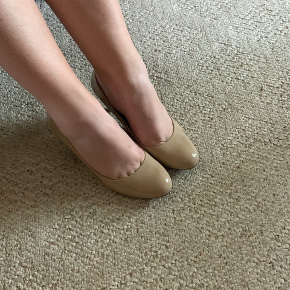 Size 11 tan patent leather like shoe - Picture 6 of 8